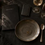 Restaurant insolite Nantes : dîner dans le noir, table noire et menu