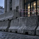 À Nantes, des plots en béton protègent la mairie après les violences du 17 octobre